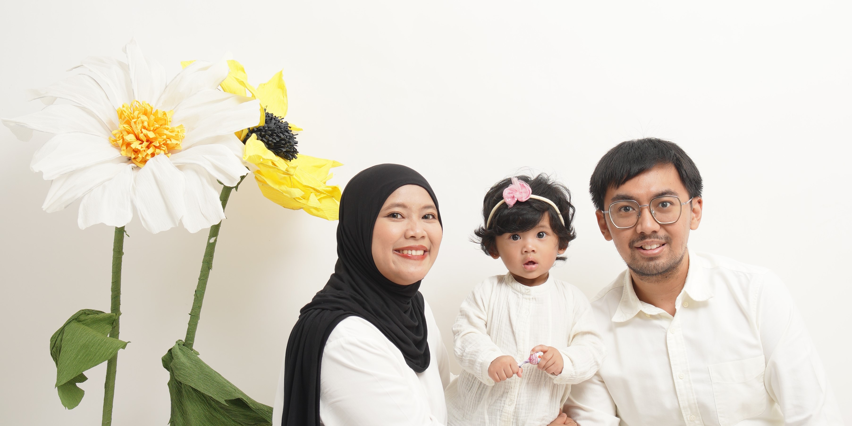 Picture of Aziz with his wife and their lovely daughter